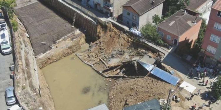 Son dakika… Sarıyer’de yol çöktü: Binalar tahliye edildi