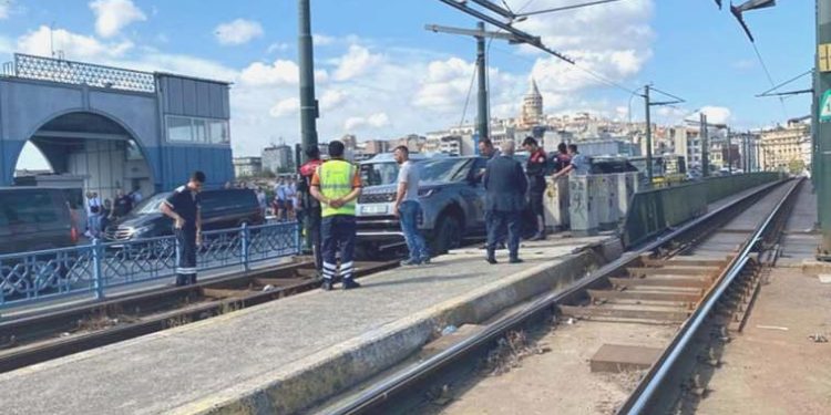 Son dakika… Seferler durduruldu! Galata Köprüsü’nde araç tramvay yoluna girdi