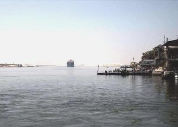 Süveyş Kanalı’nda petrol tankeri ile çarpışan römorkör battı