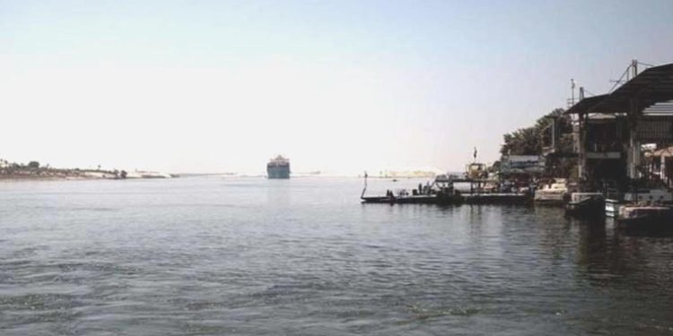 Süveyş Kanalı’nda petrol tankeri ile çarpışan römorkör battı