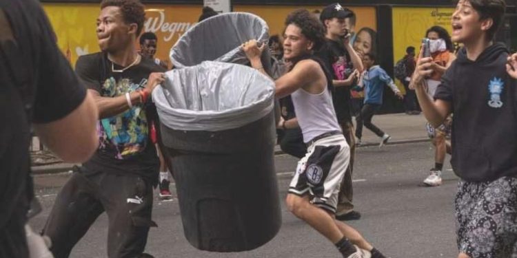 Ücretsiz Play Station vaadi New York kent merkezinin altını üstüne getirdi