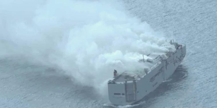 Yanan geminin söküm için Türkiye’ye gönderilebileceği savı