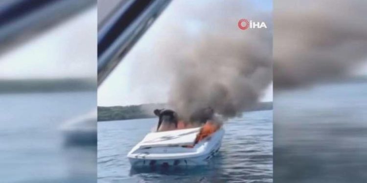 Yanan tekneden denize atlayarak kurtuldular