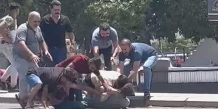 Yol ortasında tekme tokatlı ‘kaza’ hengamesi