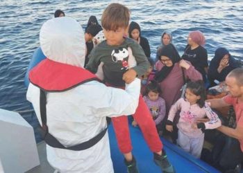 Yunanistan’ın ittiği kaçak göçmenler Çanakkale açıklarında kurtarıldı