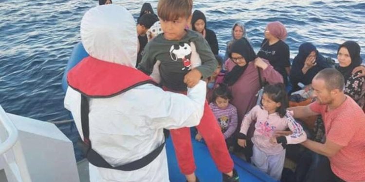 Yunanistan’ın ittiği kaçak göçmenler Çanakkale açıklarında kurtarıldı