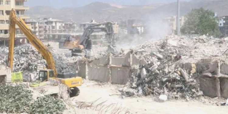 Yüzlerce bireye mezar olmuştu: Rönesans Rezidans’ın son bloğu da yıkıldı