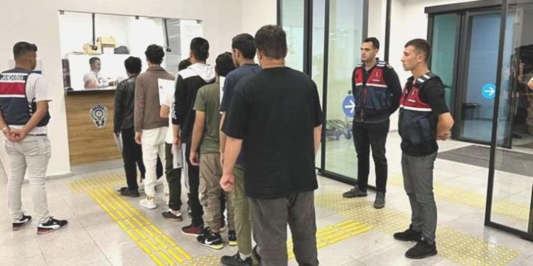 163 kaçak göçmen daha hudut dışı edildi