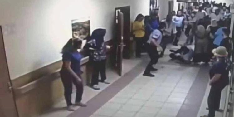 20 kişi devlet hastanesini bastılar: 6 kişi darbedildi