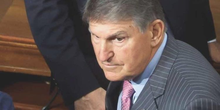ABD’de Demokrat Senatör Manchin, partisinden ayrılmayı düşünüyor