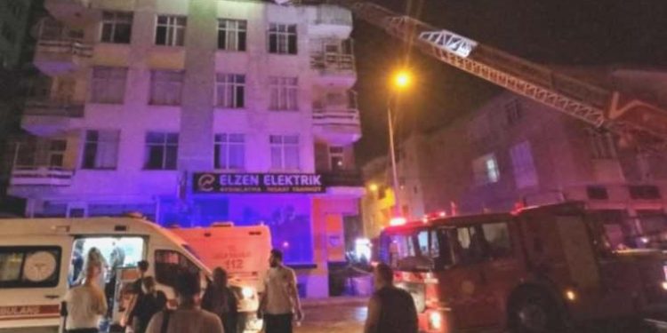 Adana’da korkutan yangın: 20 kişi hastaneye kaldırıldı