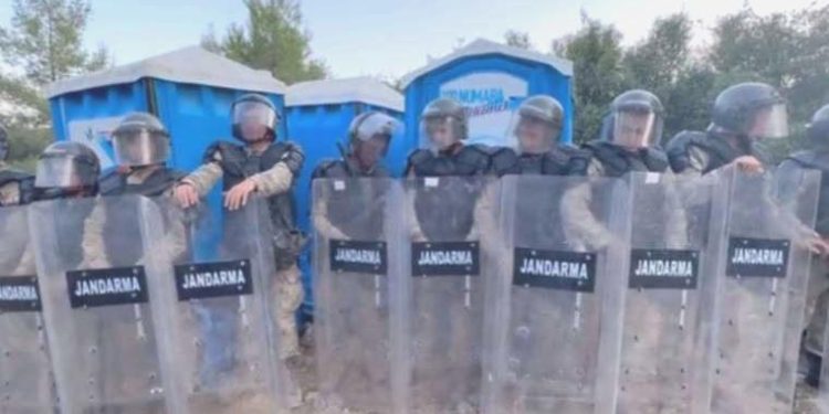 Akbelen’de seyyar tuvaletlere jandarma engeli! 2 gözaltı