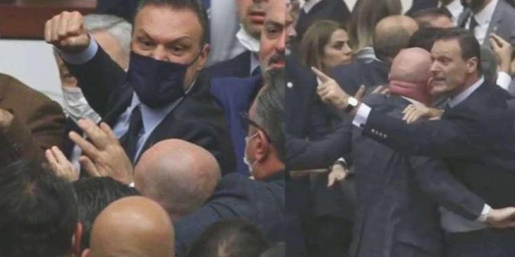 AKP’li Alpay Özalan’ın toplumsal medya danışmanı istifa etti