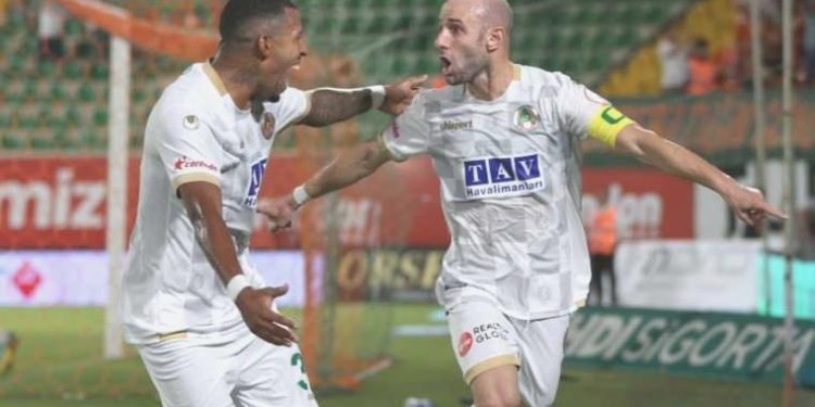 Alanyaspor, Başakşehir’i 2 golle yıktı