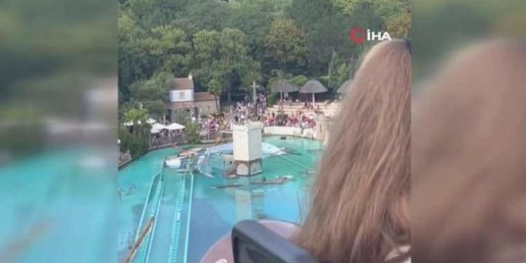 Almanya’nın en büyük tema parkında şov sırasında kaza: 7 yaralı