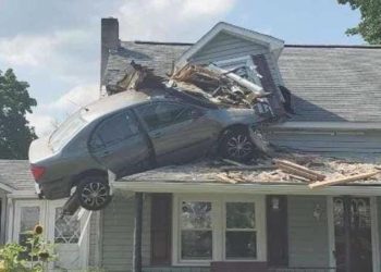 Araba meskenin ikinci katına saplandı