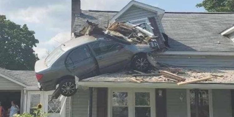 Araba meskenin ikinci katına saplandı