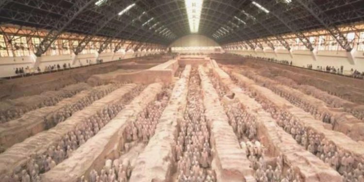 Arkeologlar Çin’in birinci imparatorunun mezarını açmaya korkuyor!