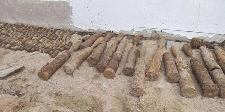 Binlerce patlayıcının bulunmasının akabinde okul kapatıldı