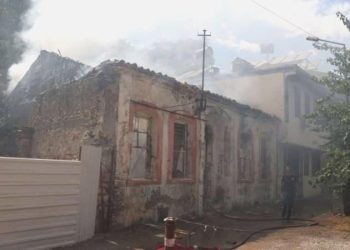 Bir tarihi konut daha yandı, muhtar reaksiyon gösterdi: ‘Artık oturup ağlayacağız’