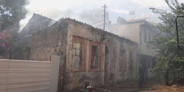 Bir tarihi mesken daha yandı, muhtar reaksiyon gösterdi: ‘Artık oturup ağlayacağız’