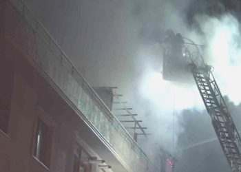 Çekmeköy’de 5 katlı binanın çatı katı alev alev yandı