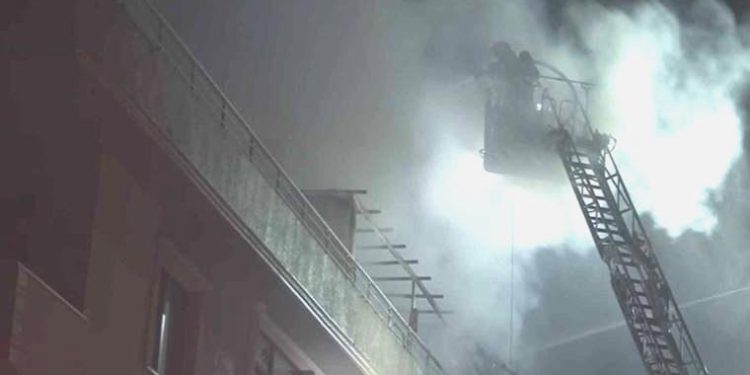 Çekmeköy’de 5 katlı binanın çatı katı alev alev yandı