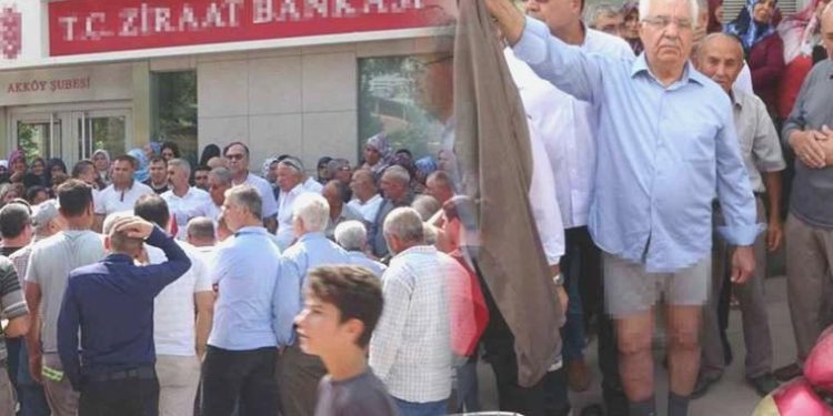 Çiftçilerden Ziraat Bankası önünde oturma hareketi: ‘Almadıkları bir donumuz kaldı’