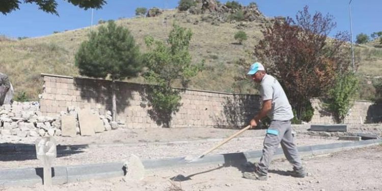 Çöpte bulunan bebek kimsesizler mezarlığında toprağa verildi