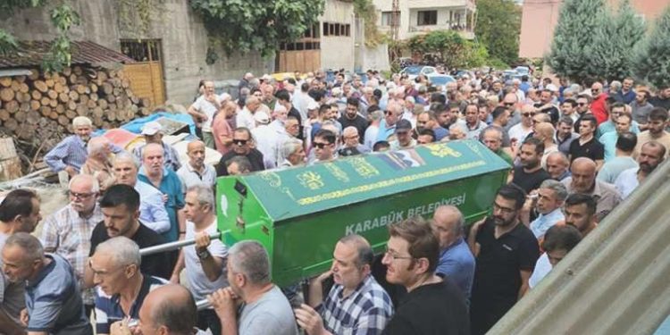 Denize kaçan terliğini kurtarmak için can verdi