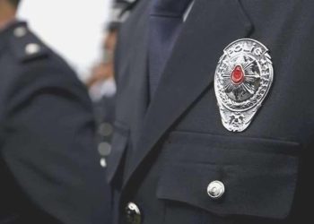 Dur ihtarına uymayıp kaçtılar: Polis memurları 19 kilo uyuşturucuyla yakalandı