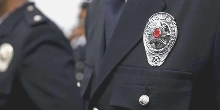 Dur ihtarına uymayıp kaçtılar: Polis memurları 19 kilo uyuşturucuyla yakalandı