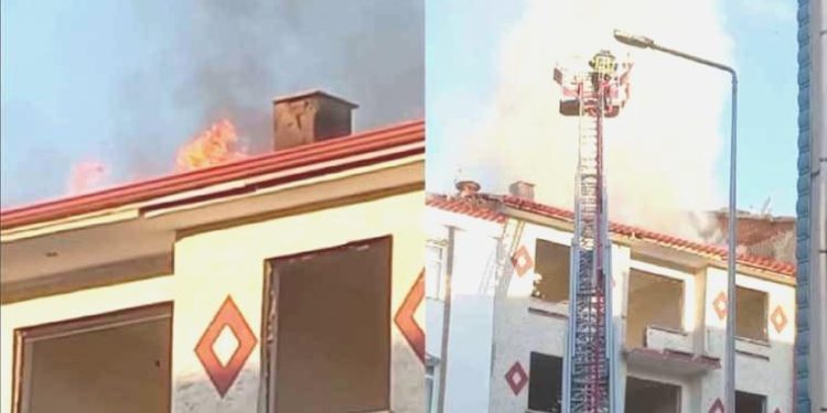 Elazığ’da zelzeleden sonra boşaltılan hasarlı binanın çatısında yangın çıktı!