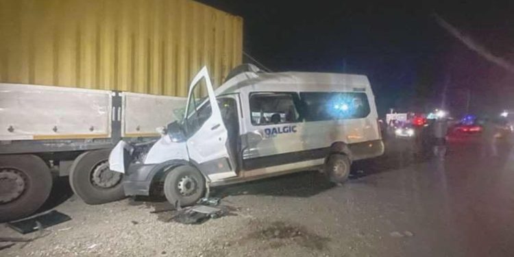 Emekçi servisi park halindeki TIR’a çarptı: 1 meyyit,7 yaralı