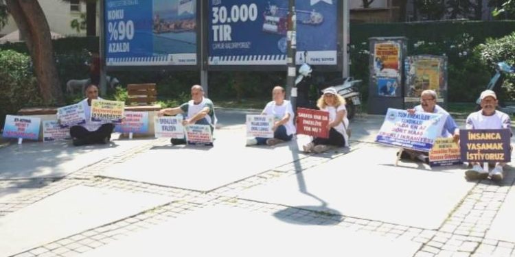 Emeklilerden oturma aksiyonu: Adam yerine koymuyorlar!