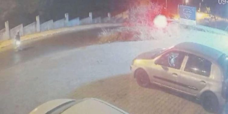 Esenyurt’ta motosikletli şüpheliler dükkânlara ateş açtı!