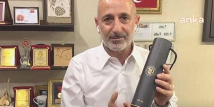 Eski AKP’li bakan Meclis’te zeytinyağı dağıttı: CHP’li milletvekili reaksiyon gösterdi!