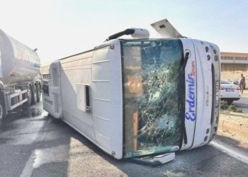 Fabrika çalışanlarını taşıyan servis midibüsü devrildi: 25 kişi yaralandı!