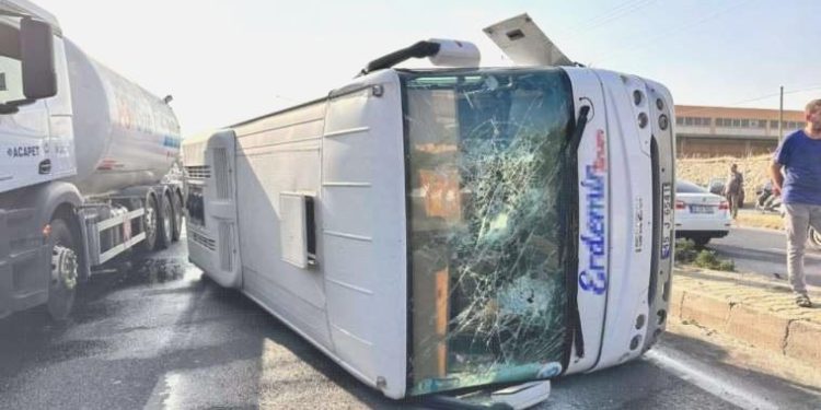 Fabrika çalışanlarını taşıyan servis midibüsü devrildi: 25 kişi yaralandı!