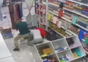 Fatih’te işyerine ‘iade’ baskını: Yumruklar havada uçuştu