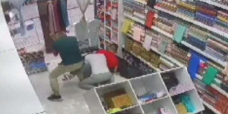 Fatih’te işyerine ‘iade’ baskını: Yumruklar havada uçuştu