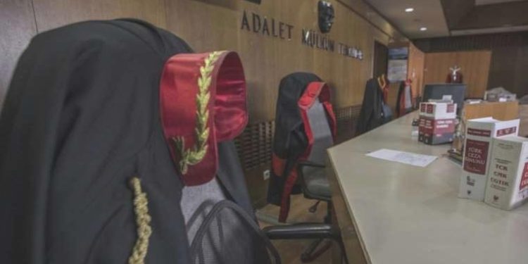 FETÖ’cü hâkim Özese’nin tahliyesi reaksiyon çekti: ‘Utanç verici kararla yargı sınıfta kaldı’