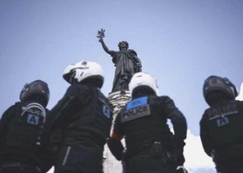 Fransa’da 5 polise gözaltı