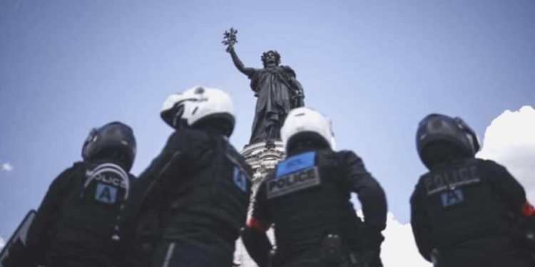 Fransa’da 5 polise gözaltı