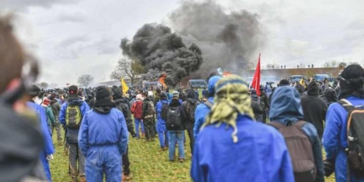 Fransa’da Danıştay, Paris idaresinin çevreci topluluğu feshetme kararını askıya aldı