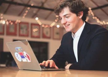 Gazetecilik öğrencisi skandalı ortaya çıkardı: Rektör istifa etti