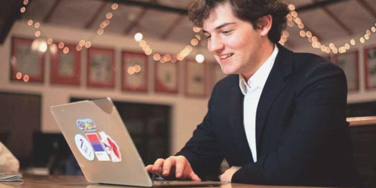 Gazetecilik öğrencisi skandalı ortaya çıkardı: Rektör istifa etti