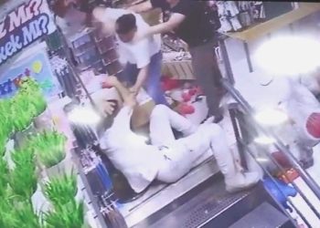 Gaziosmanpaşa’da dükkanı basıp çalışanı darbettiler