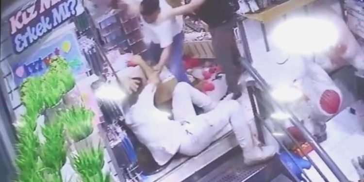 Gaziosmanpaşa’da dükkanı basıp çalışanı darbettiler