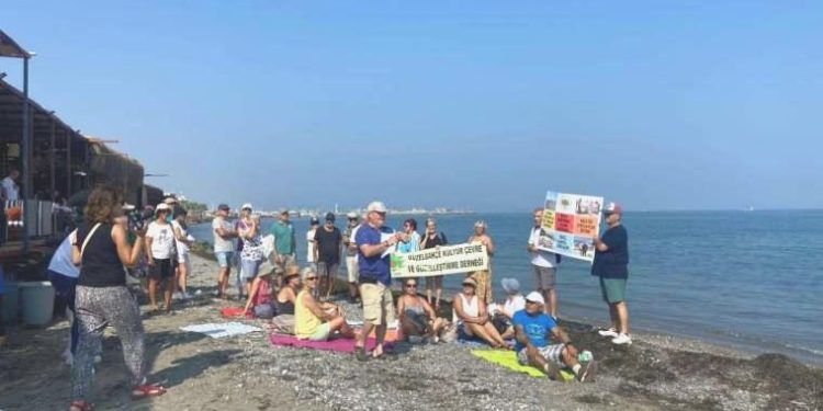 Güzelbahçe’de yurttaşlar “Sahiller halkındır” diyerek havlu bıraktı